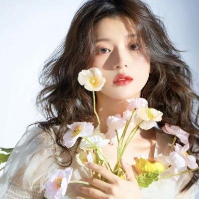 照片里的伴娘